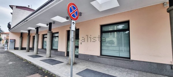 locale commerciale in vendita a Carugo