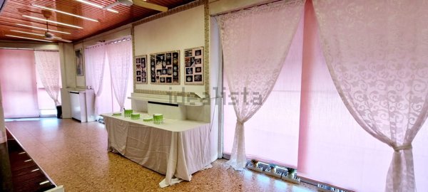 locale commerciale in vendita a Carugo