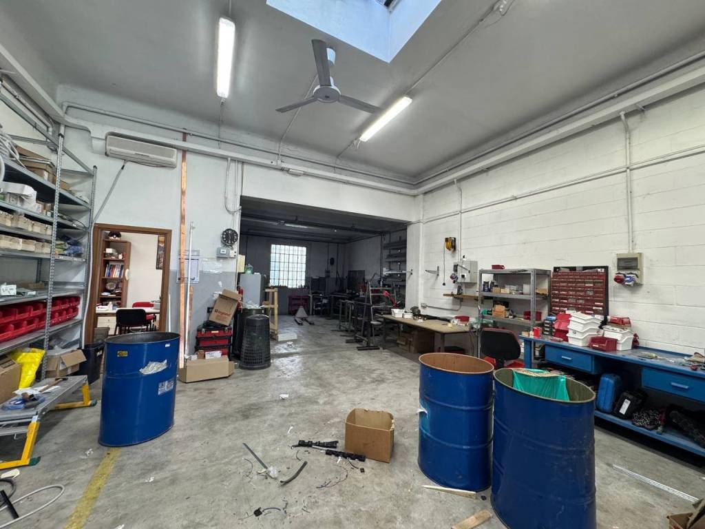 locale commerciale in vendita a Carugo