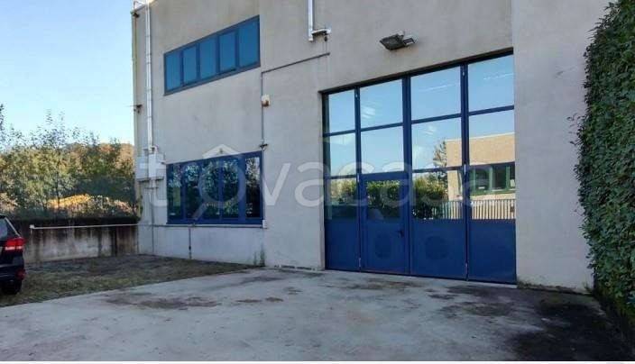 locale commerciale in vendita a Carugo