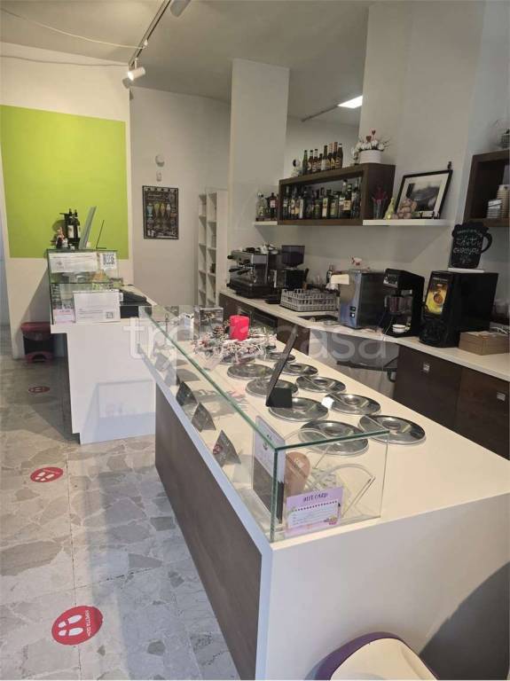 negozio in vendita a Carugo