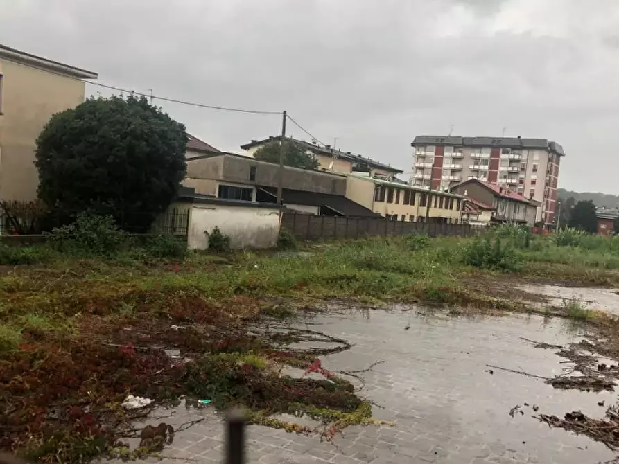 terreno edificabile in vendita a Carugo