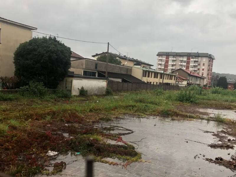 terreno edificabile in vendita a Carugo