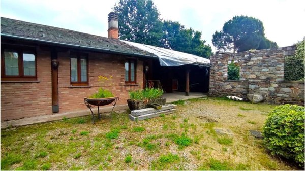 casa indipendente in vendita a Carugo