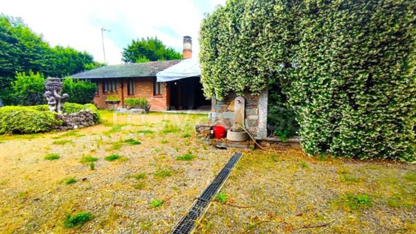 casa indipendente in vendita a Carugo