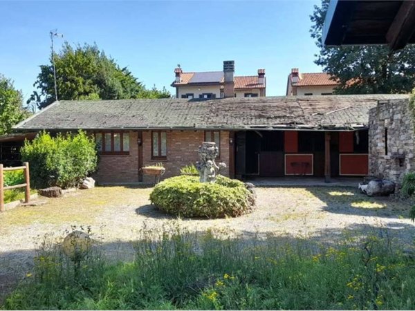 casa indipendente in vendita a Carugo