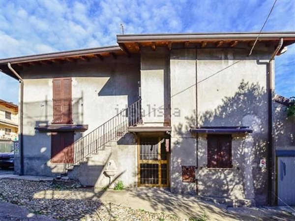 casa indipendente in vendita a Carugo