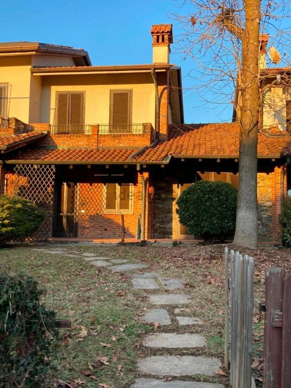 casa indipendente in vendita a Carugo