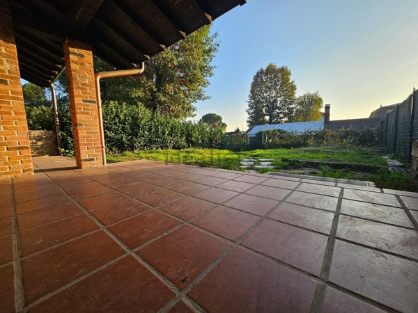 casa indipendente in vendita a Carugo