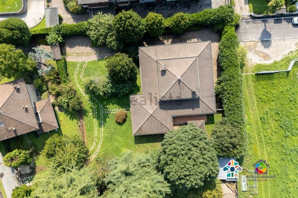 casa indipendente in vendita a Carugo