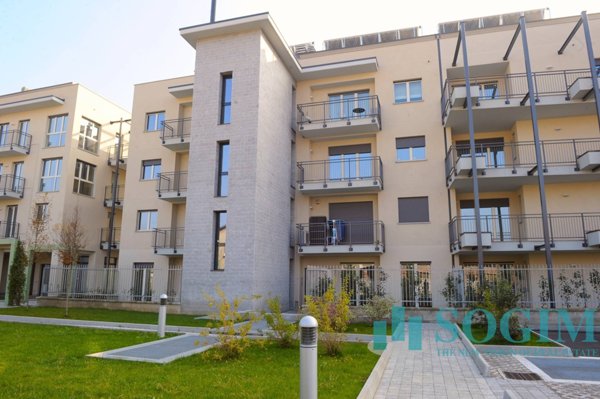 negozio in vendita a Carugo