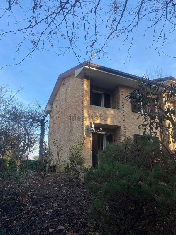 casa indipendente in vendita a Carugo