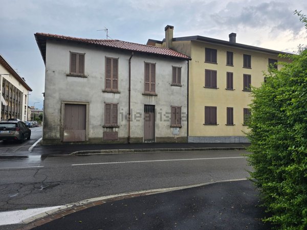 casa indipendente in vendita a Carugo