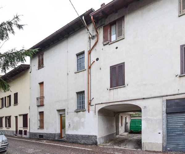 appartamento in vendita a Carugo