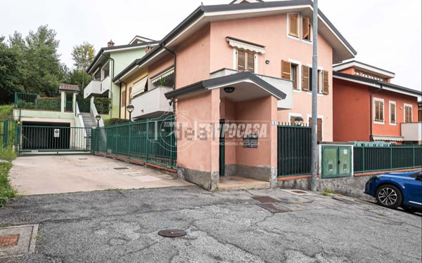 appartamento in vendita a Carugo