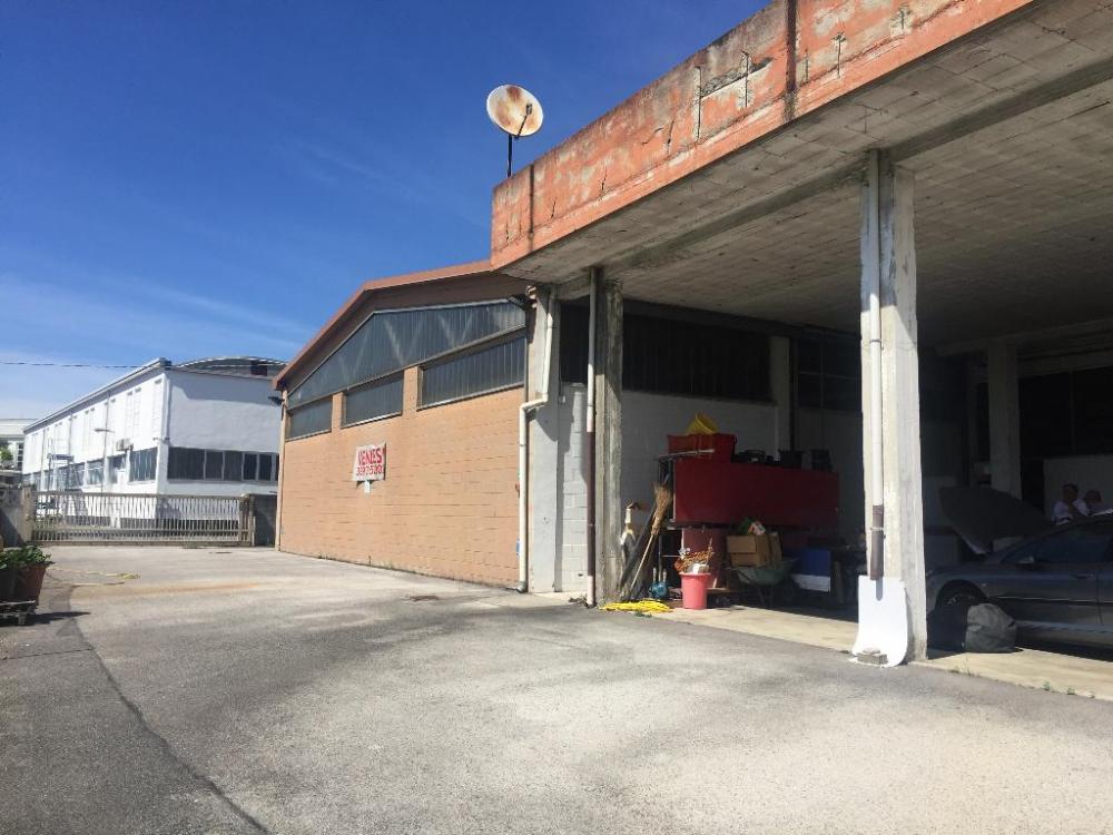 casa indipendente in vendita a Carugo