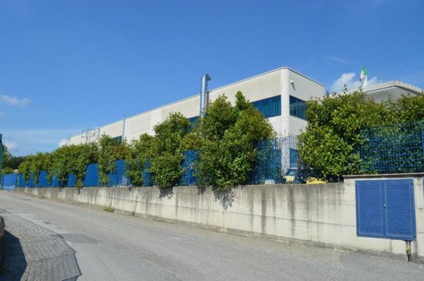 capannone in vendita a Carugo