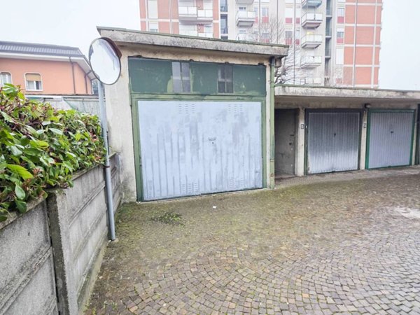 locale di sgombero in vendita a Carugo