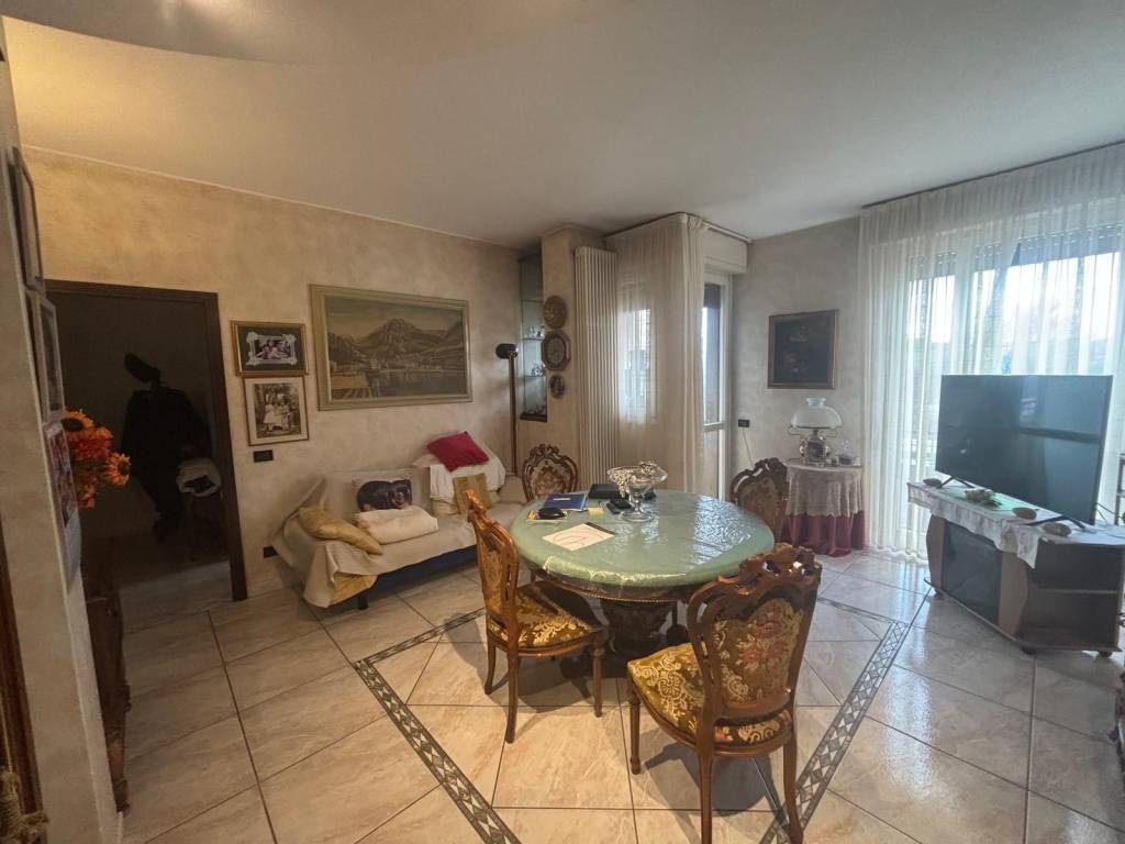 appartamento in vendita a Carugo