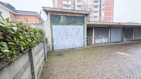 locale commerciale in vendita a Carugo