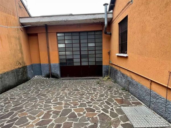 locale di sgombero in vendita a Carugo