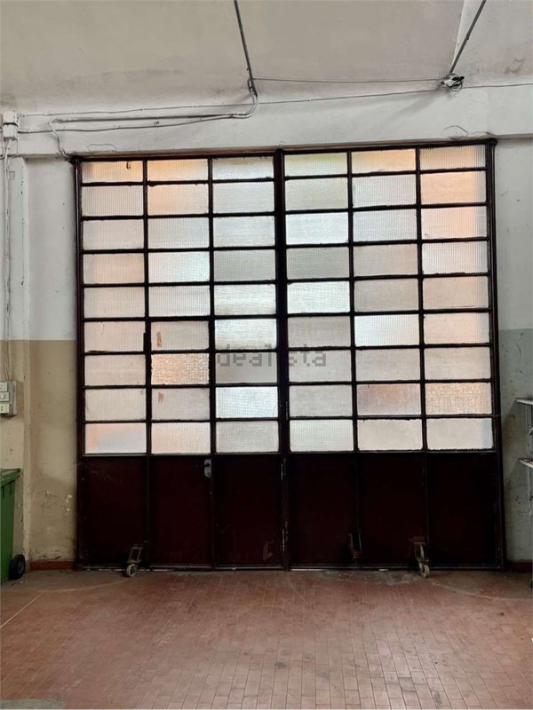 capannone in vendita a Carugo