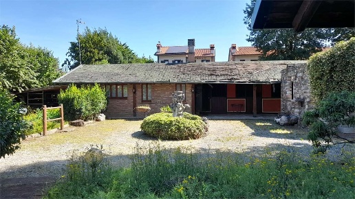 casa indipendente in vendita a Carugo