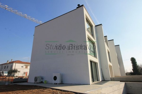 casa indipendente in vendita a Carugo