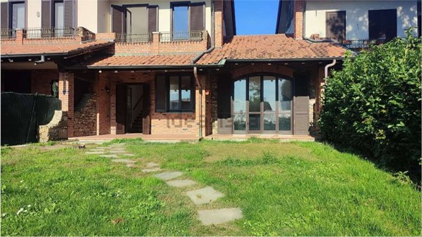 casa indipendente in vendita a Carugo