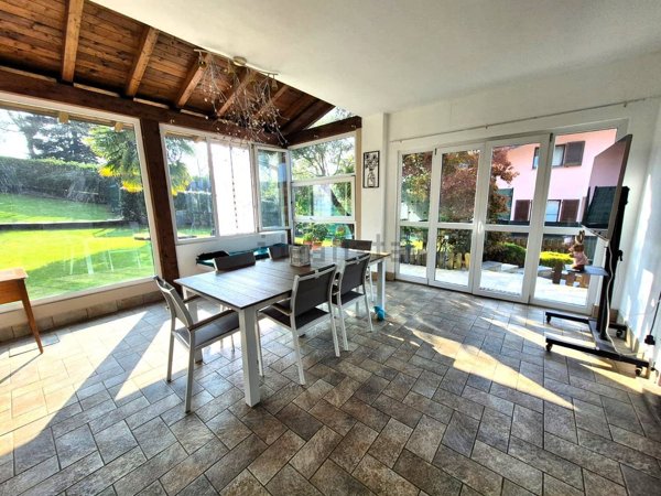 casa indipendente in vendita a Carugo