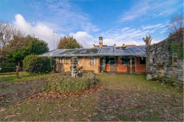 casa indipendente in vendita a Carugo