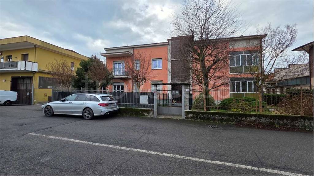 appartamento in vendita a Carugo