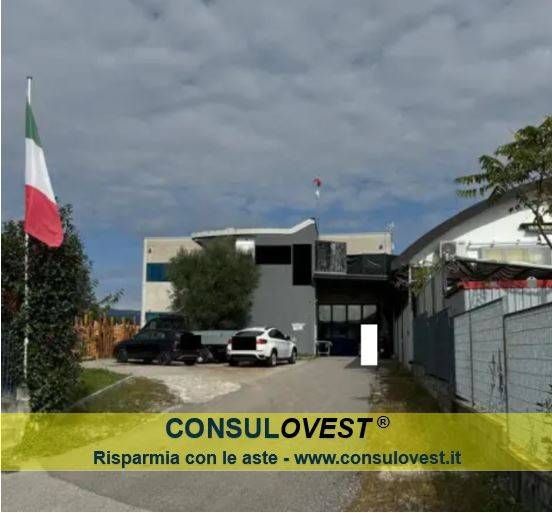 capannone in vendita a Carugo