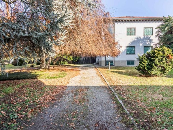 appartamento in vendita a Carugo