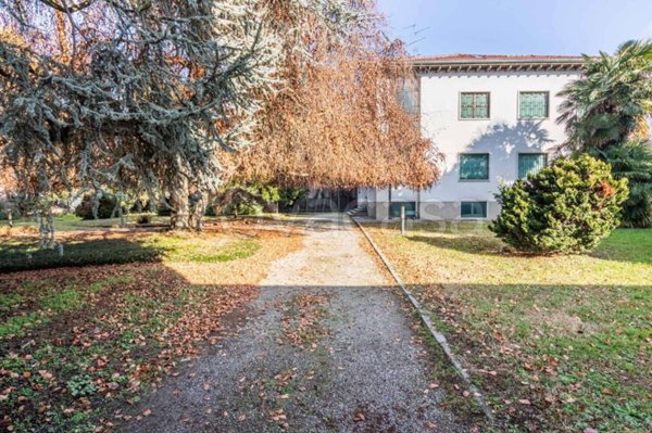 appartamento in vendita a Carugo