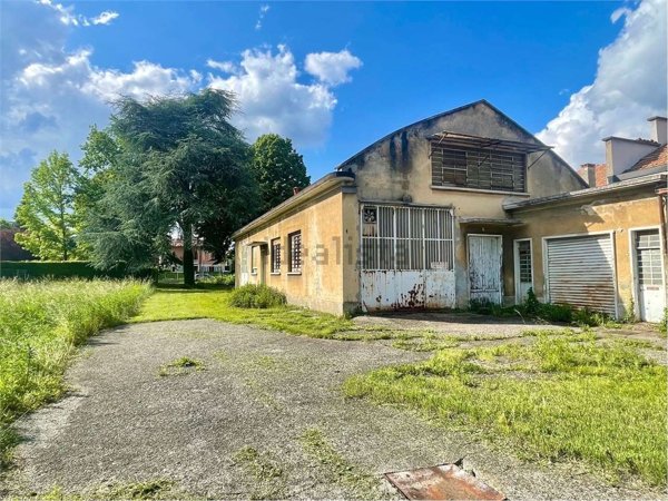 casa indipendente in vendita a Carugo