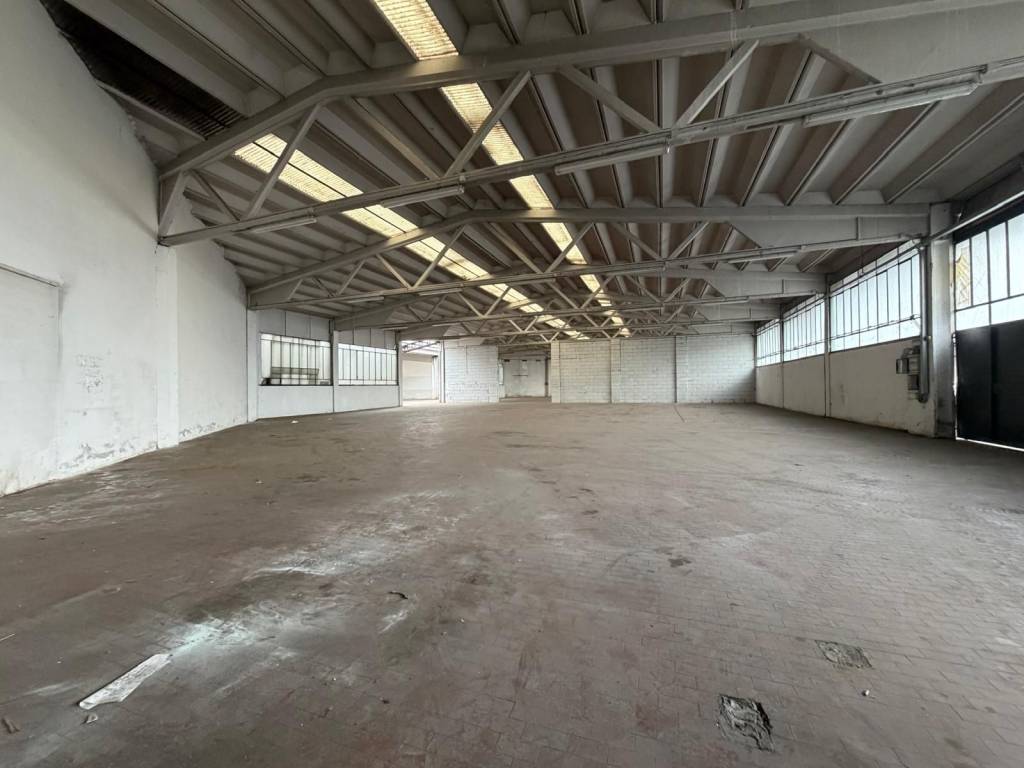 locale commerciale in vendita a Carugo