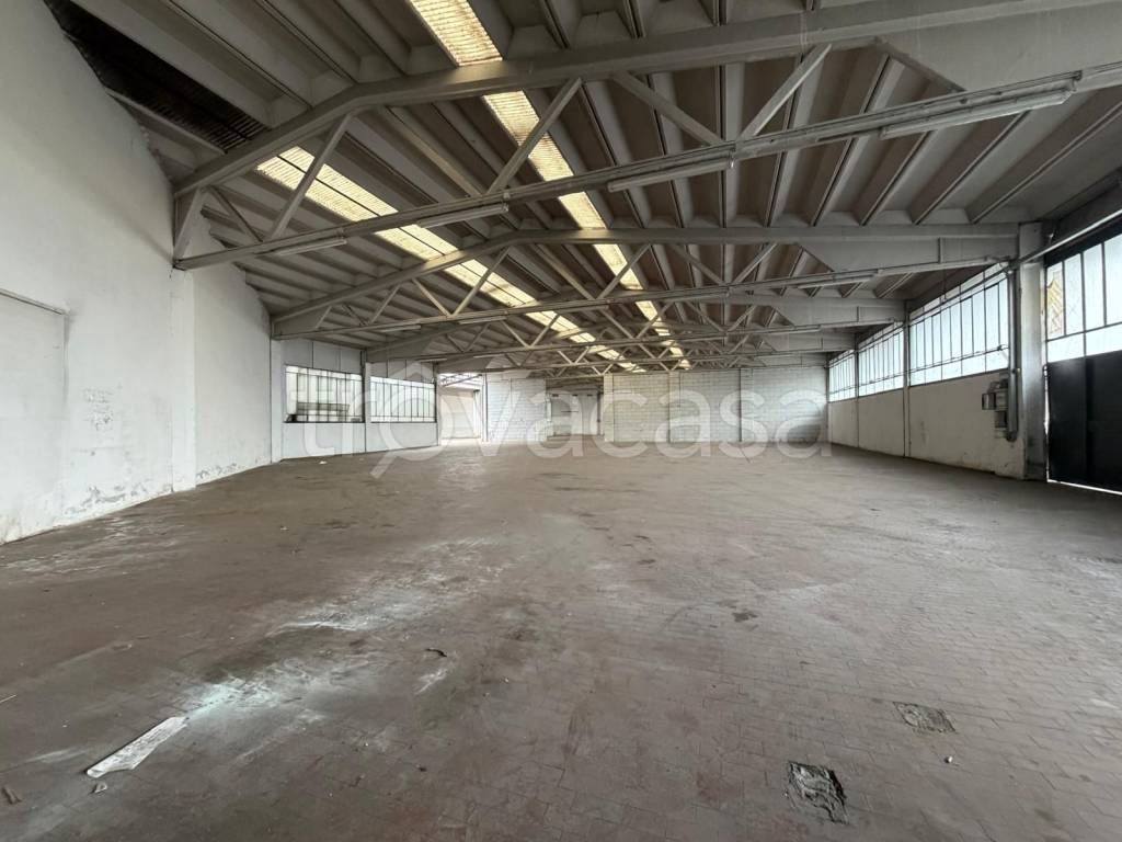 locale commerciale in vendita a Carugo