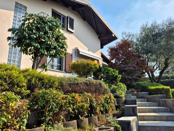 casa indipendente in vendita a Carugo