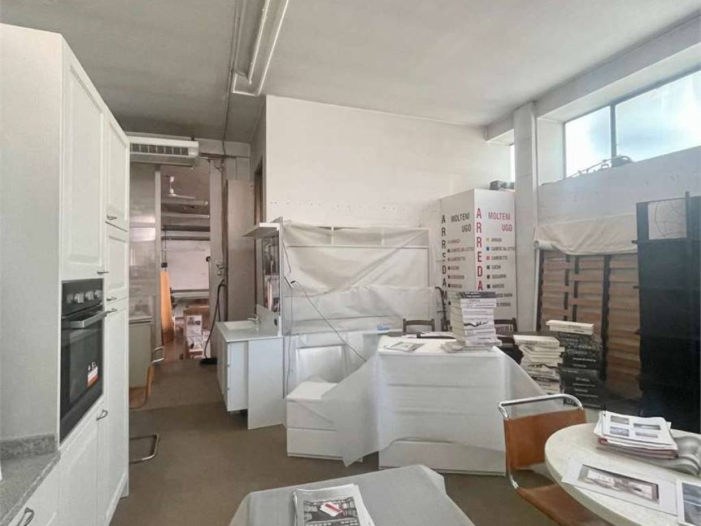 negozio in vendita a Carugo