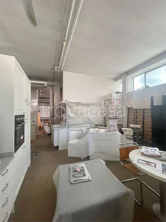 negozio in vendita a Carugo