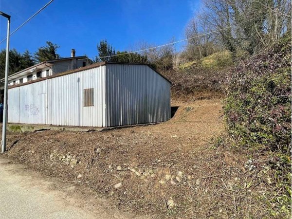 locale commerciale in vendita a Carugo