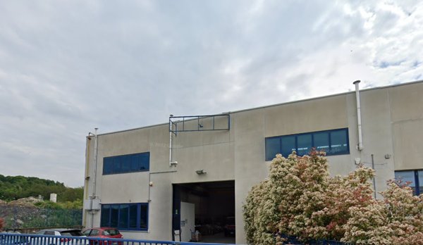 capannone in vendita a Carugo