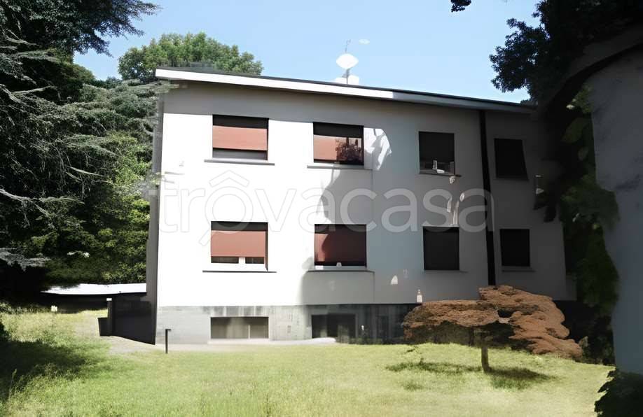 appartamento in vendita a Carugo