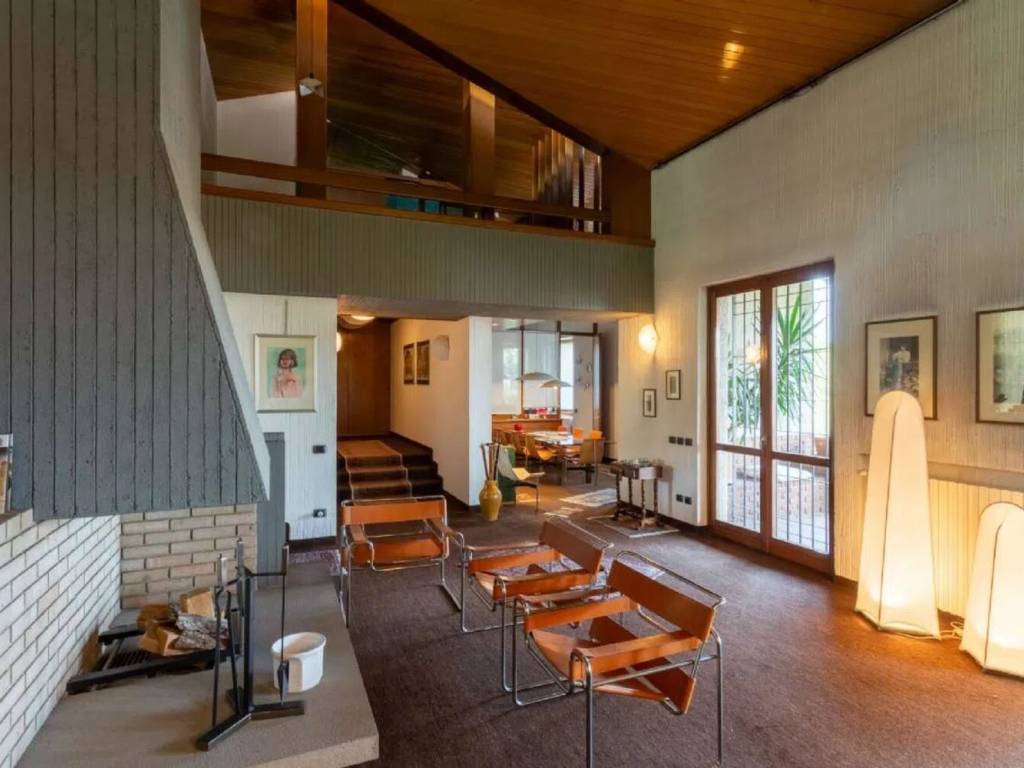 casa indipendente in vendita a Carugo