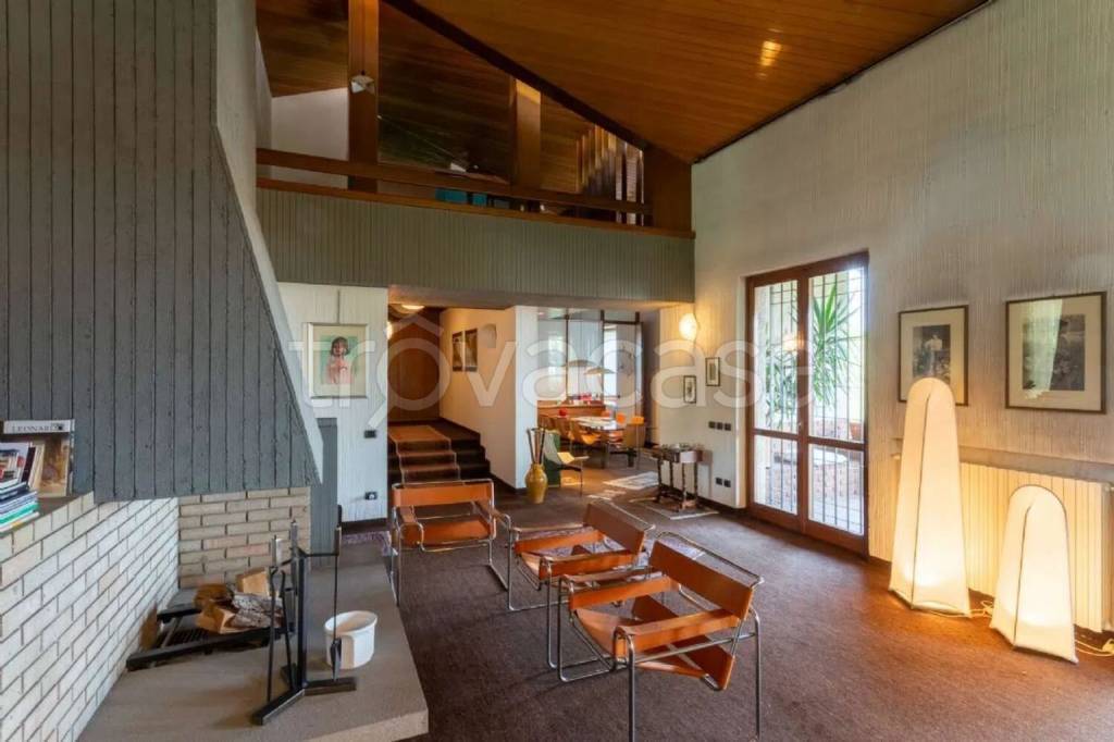 casa indipendente in vendita a Carugo