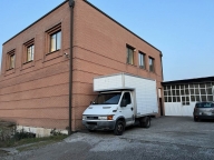 locale commerciale in vendita a Carugo