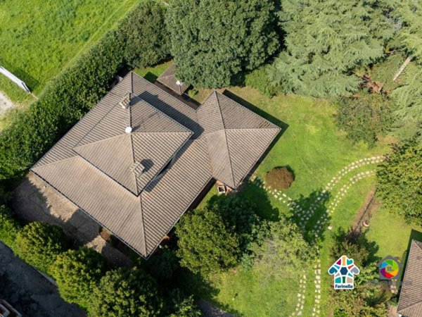 casa indipendente in vendita a Carugo