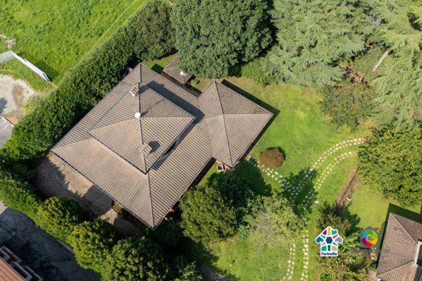 casa indipendente in vendita a Carugo