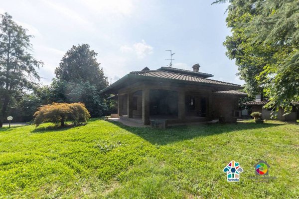 casa indipendente in vendita a Carugo